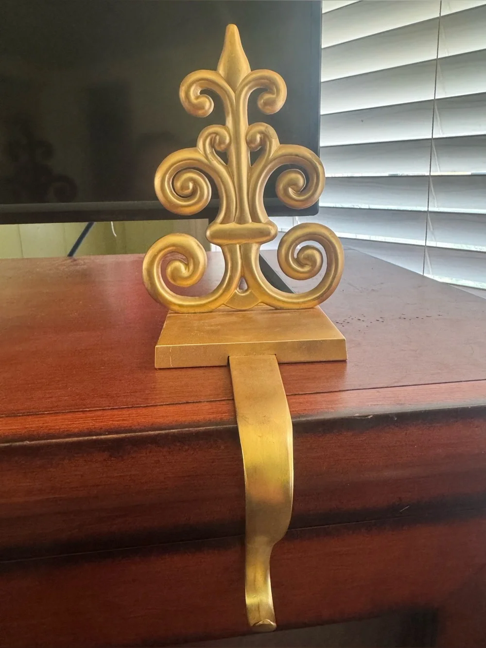 4 Beautiful Pier 1 Imports Gold Tone Stocking Hangers Ornate Feature Heavyweight